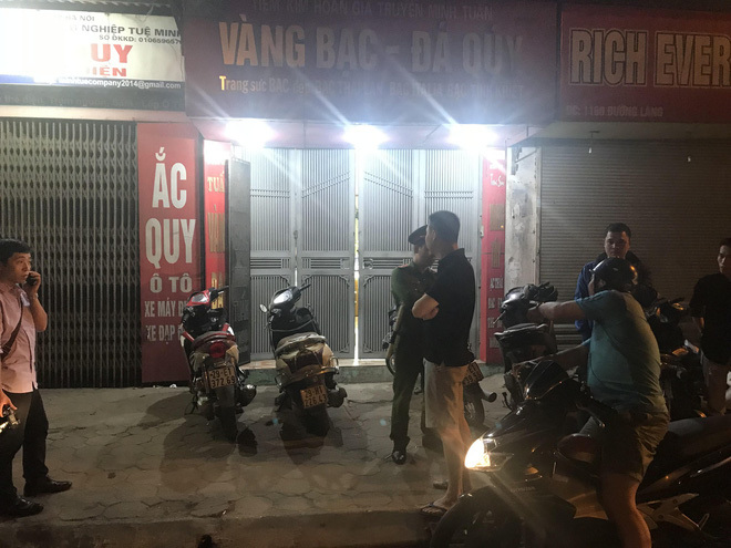 Hà Nội: Nghi án đối tượng dùng súng cướp tiệm vàng ở đường Láng trong đêm - Ảnh 1