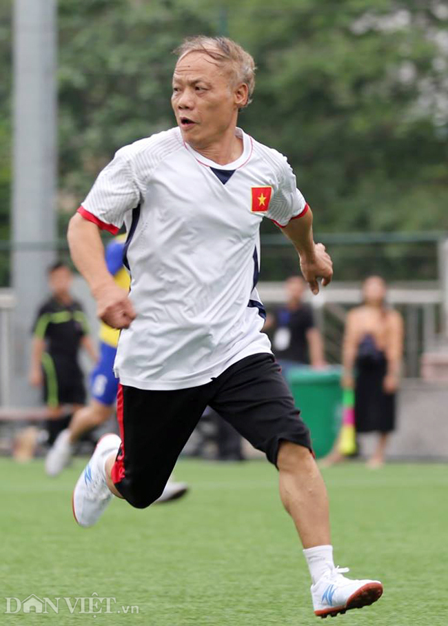 [Ảnh] Cầu thủ U60 vẫn đá nhiệt trong giải bóng đá báo Nông thôn Ngày nay - Ảnh 2
