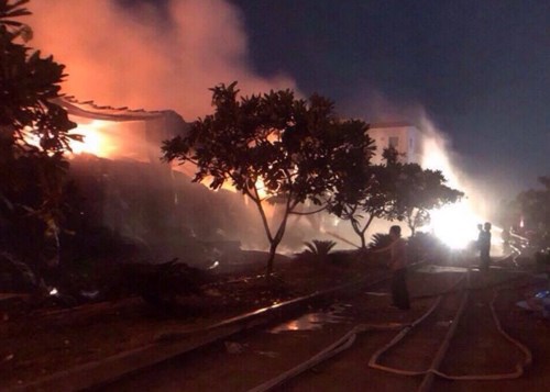 Cháy dữ dội ở khu công nghiệp Long Giang, ước tính thiệt hại hàng triệu USD - Ảnh 1