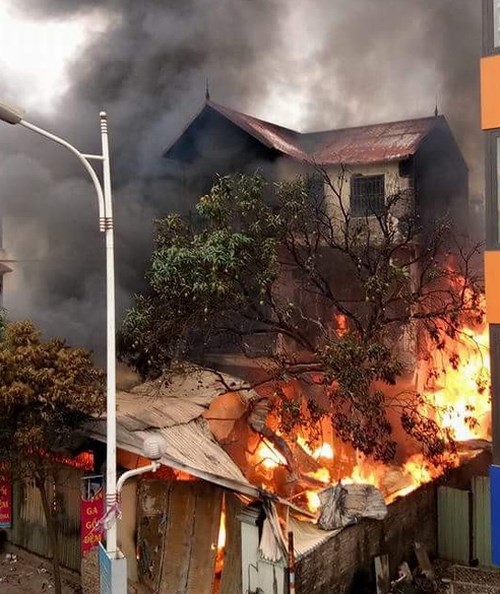 Vụ cháy nhà 1 người chết ở Long Biên: Chủ nhà kinh doanh gas trái phép - Ảnh 1
