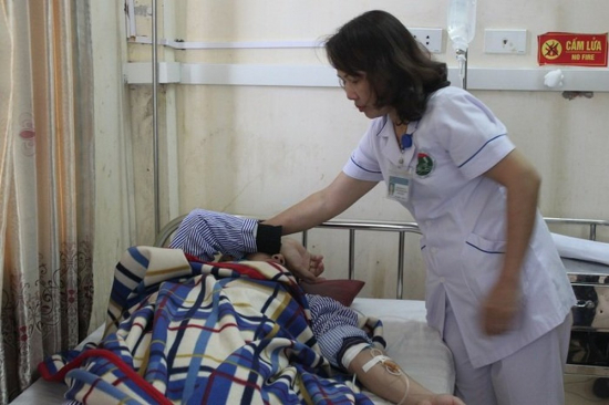 Bác sĩ và thực tập sinh bị đánh trọng thương tại bệnh viện - Ảnh 1
