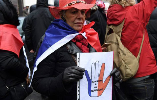 Pháp: Hơn 10.000 người “Khăn đỏ” tuần hành đáp trả biểu tình “Áo vàng” - Ảnh 2
