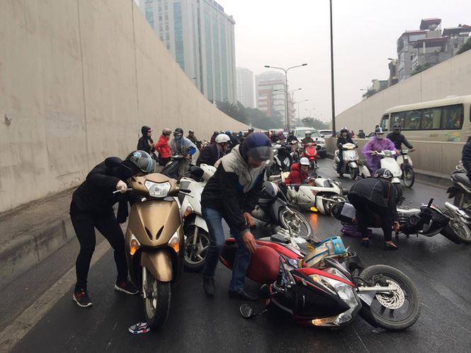 Hà Nội: Tránh nhau, nhiều xe máy trượt đổ trong hầm chui Kim Liên - Ảnh 1