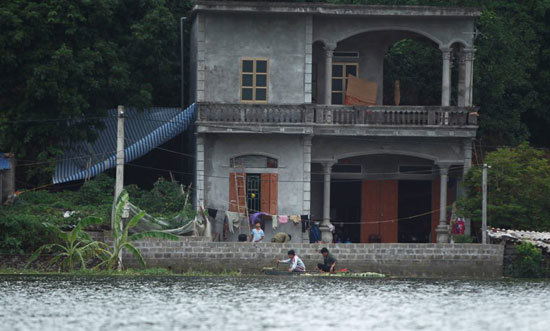 Hà Nội: Kiểm tra, rà soát, tổ chức cứu trợ kịp thời nhân dân vùng đang còn ngập lụt - Ảnh 1