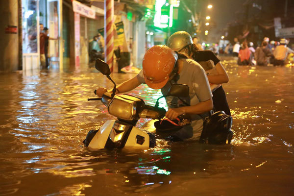 Đường phố TP Hồ Chí Minh ngập sâu sau mưa lớn - Ảnh 1