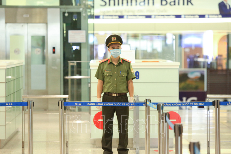 [Ảnh] Cận cảnh quy trình khai báo y tế khi nhập cảnh tại sân bay Nội Bài - Ảnh 10
