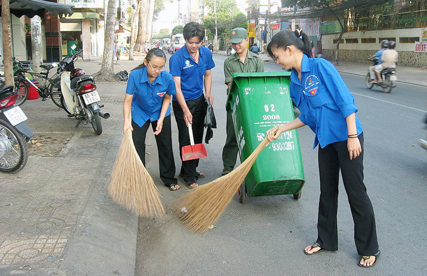 Quận Hoàn Kiếm tích cực tổng vệ sinh môi trường - Ảnh 1