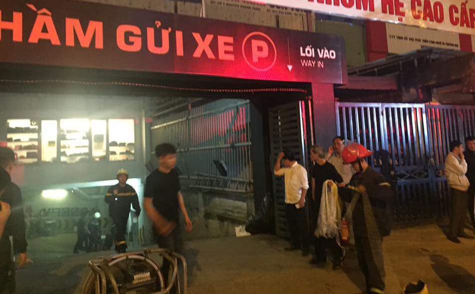 Hà Nội: Cháy tại hầm để xe quán Vuvuzela, nhiều người hoảng loạn - Ảnh 1
