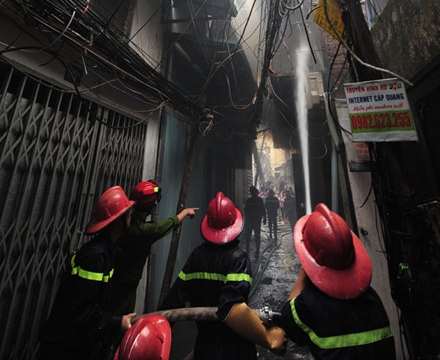 Cháy nhà 4 tầng ở phố Thái Hà, cảnh sát giải cứu 4 người mắc kẹt - Ảnh 1