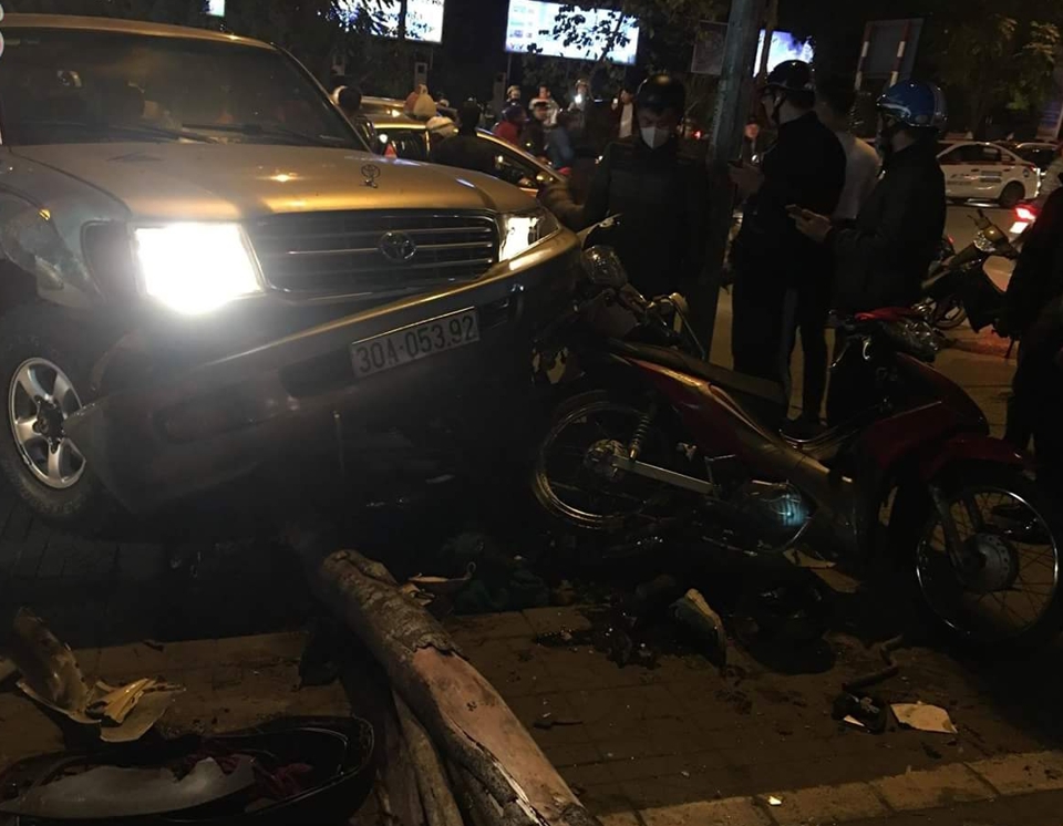 Hà Nội: Ô tô "điên" đâm hàng loạt xe máy, ít nhất 5 người nhập viện - Ảnh 1