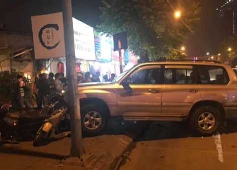 Hà Nội: Ô tô "điên" đâm hàng loạt xe máy, ít nhất 5 người nhập viện - Ảnh 2