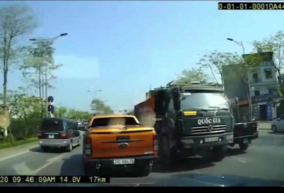 Hà Nội: Bức xúc cảnh xe tải ngang nhiên đi ngược chiều trên đường Võ Chí Công - Ảnh 1