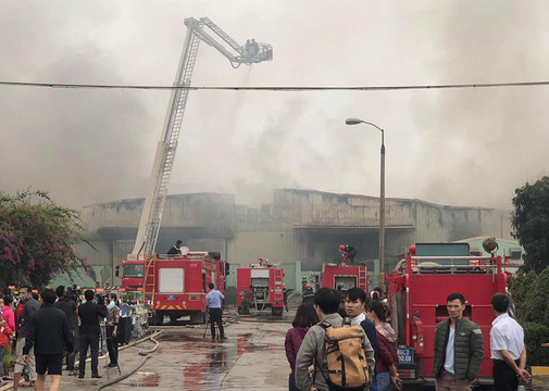 Cháy lớn tại nhà máy Vina Korea ở Vĩnh Phúc lúc rạng sáng - Ảnh 2