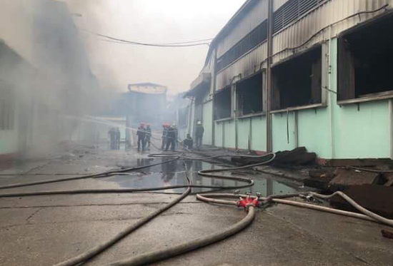 Cháy lớn tại nhà máy Vina Korea ở Vĩnh Phúc lúc rạng sáng - Ảnh 3