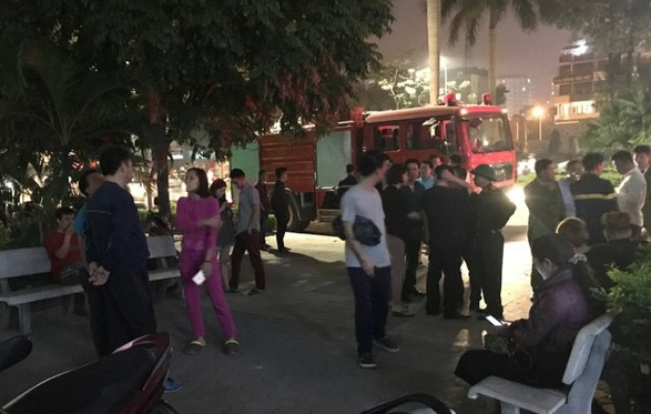 Hà Nội: Cháy ở  tầng 18 chung cư trên đường Nguyễn Cơ Thạch, nhiều người hoảng loạn - Ảnh 3