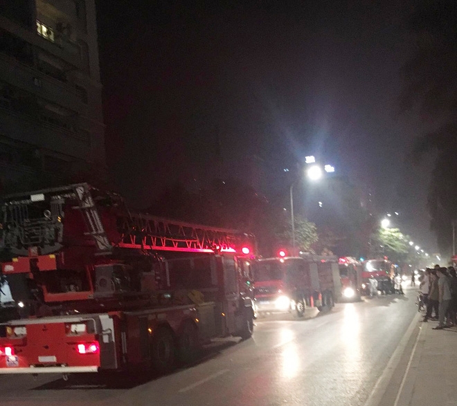 Hà Nội: Cháy ở  tầng 18 chung cư trên đường Nguyễn Cơ Thạch, nhiều người hoảng loạn - Ảnh 4
