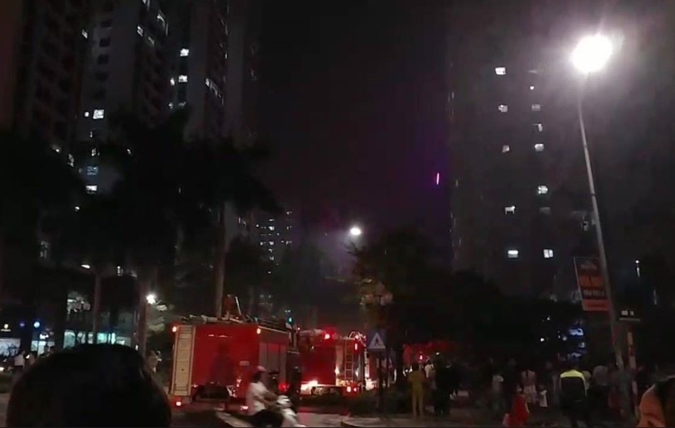 Hà Nội: Cháy ở  tầng 18 chung cư trên đường Nguyễn Cơ Thạch, nhiều người hoảng loạn - Ảnh 1