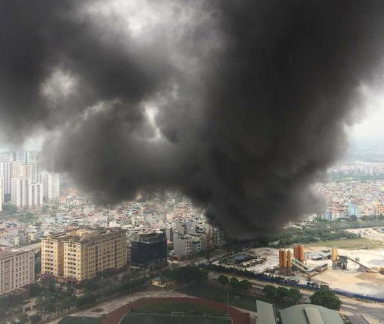 Hà Nội: Cháy lớn ở khu chợ Thanh Liệt, khói lửa bốc ngút trời - Ảnh 1