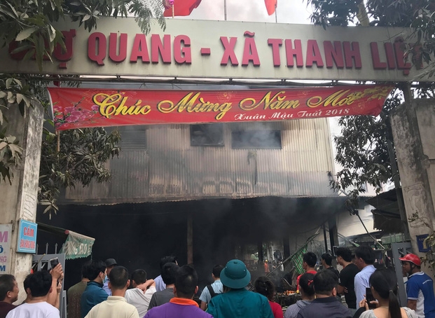 Cận cảnh hiện trường vụ cháy chợ Quang ở Thanh Trì - Ảnh 1