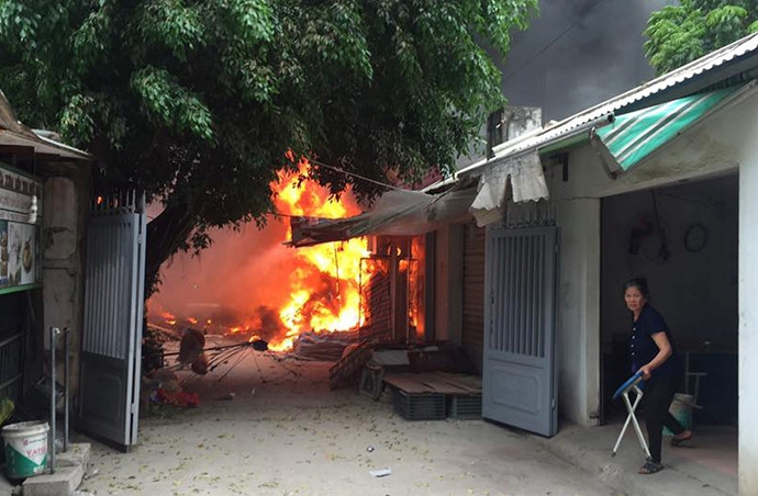 Cận cảnh hiện trường vụ cháy chợ Quang ở Thanh Trì - Ảnh 2