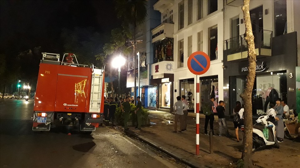 Cháy dữ dội kèm theo tiếng nổ lớn tại ngôi nhà ở trung tâm Hà Nội - Ảnh 4