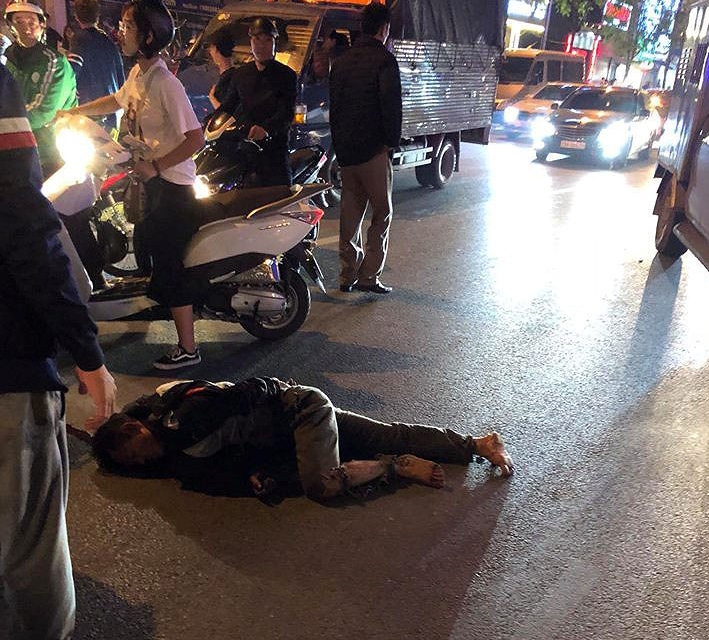 Hà Nội: Kinh hoàng ô tô "điên" kéo lê cả người và xe máy dưới gầm khoảng 500m - Ảnh 2