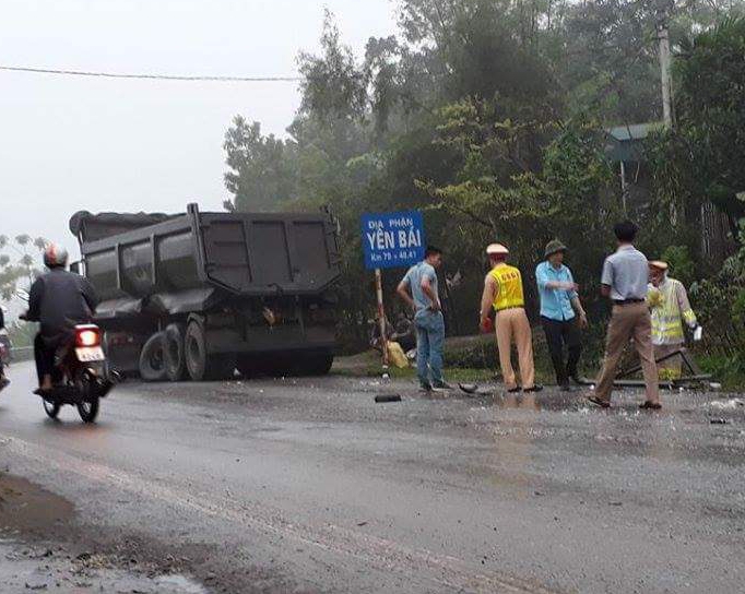 Va chạm mạnh khiến xe tải nát đầu, tài xế tử vong trên Quốc lộ 32C - Ảnh 1