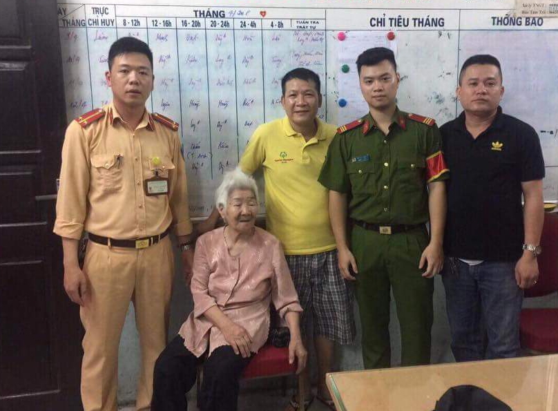 Hà Nội: Cảnh sát giao thông giúp cụ già bị lạc tìm được gia đình - Ảnh 1