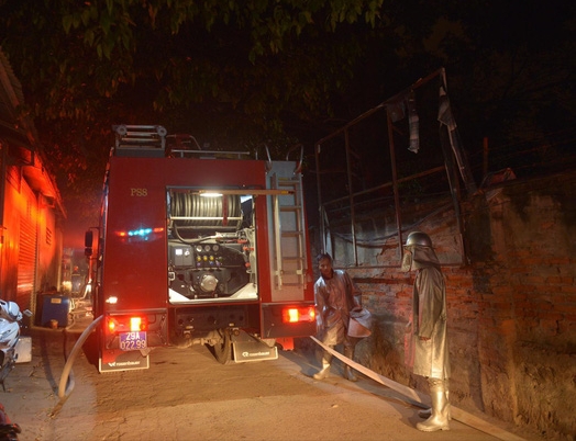 Hà Nội: Cháy dữ dội tại nhà xưởng trên phố Định Công - Ảnh 2