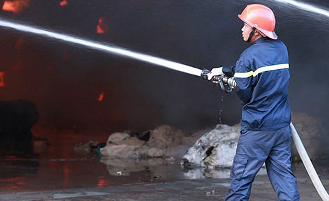 Cháy dữ dội ở khu công nghiệp Long Giang, ước tính thiệt hại hàng triệu USD - Ảnh 3