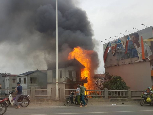 Hà Nội: Cháy dữ dội ở ngôi nhà 3 tầng, một cụ bà tử vong - Ảnh 1