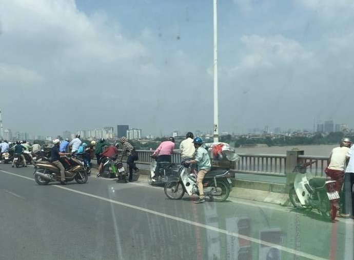 Hà Nội: Người đàn ông bỏ lại xe máy bất ngờ nhảy cầu Vĩnh Tuy - Ảnh 1
