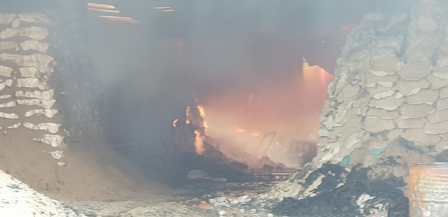 Hải Phòng: Cháy lớn thiêu rụi hàng ngàn mét vuông nhà xưởng - Ảnh 2