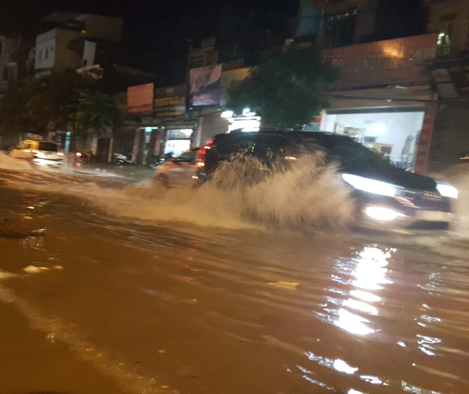 Hà Nội: Sau mưa lớn, Quốc lộ 21B qua phố Xốm ngập úng nặng - Ảnh 3