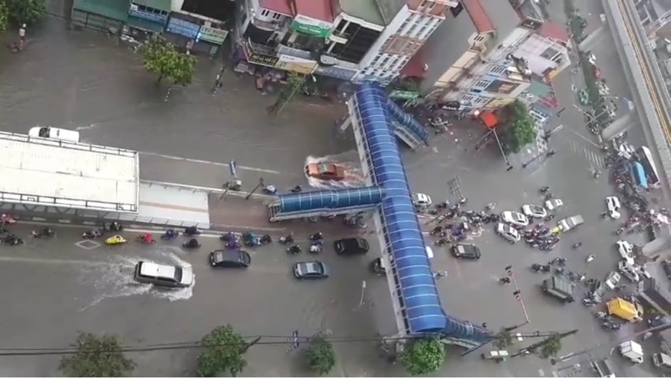 Sau mưa lớn trong đêm, nhiều tuyến đường Hà Nội ngập úng nặng - Ảnh 5