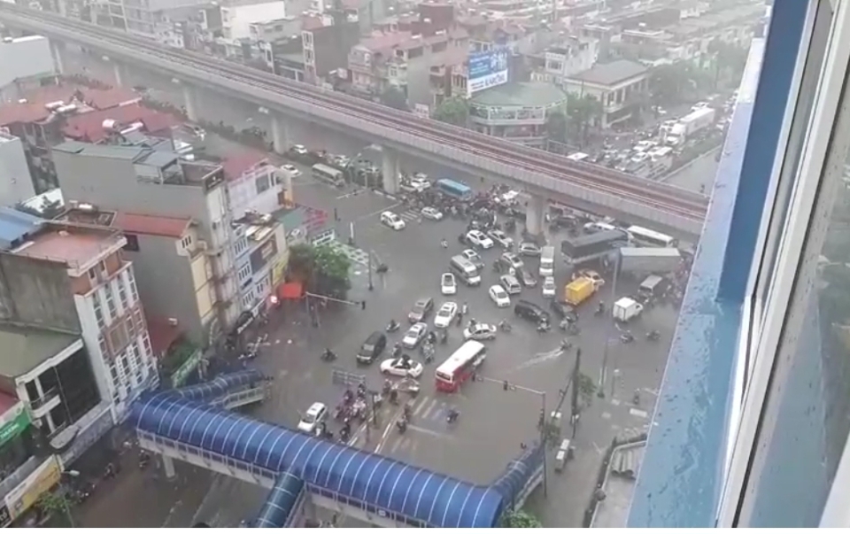 Sau mưa lớn trong đêm, nhiều tuyến đường Hà Nội ngập úng nặng - Ảnh 3