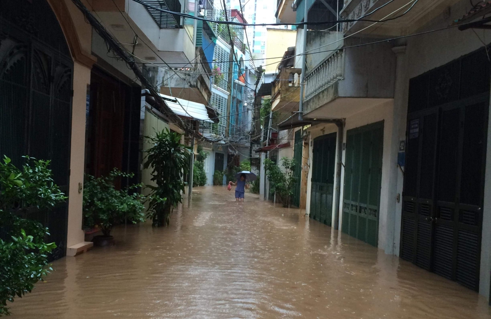 Sau mưa lớn trong đêm, nhiều tuyến đường Hà Nội ngập úng nặng - Ảnh 8