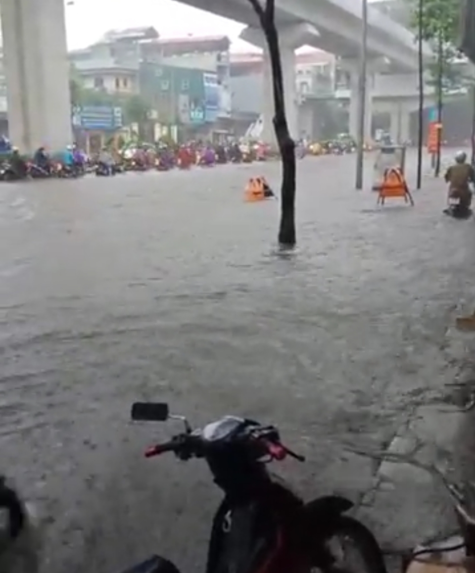 Sau mưa lớn trong đêm, nhiều tuyến đường Hà Nội ngập úng nặng - Ảnh 9