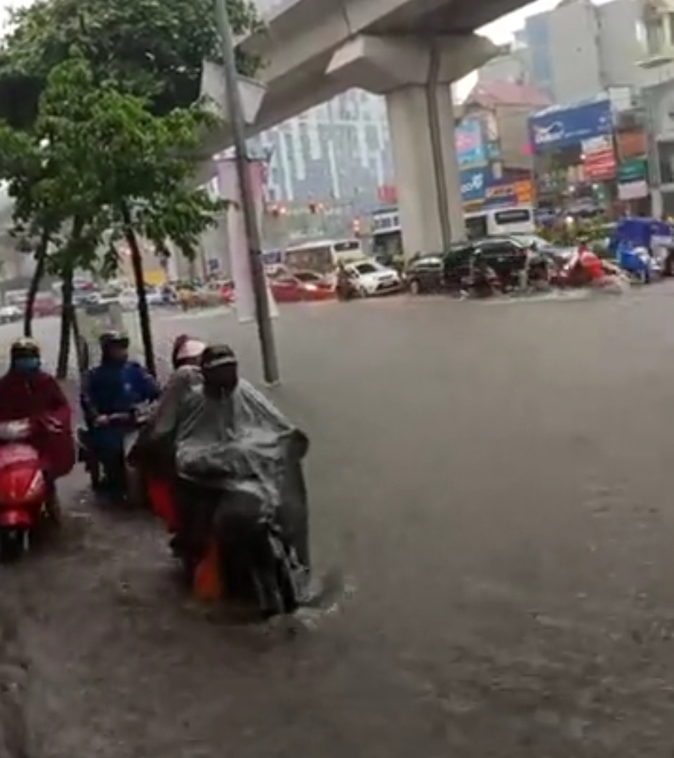 Sau mưa lớn trong đêm, nhiều tuyến đường Hà Nội ngập úng nặng - Ảnh 10