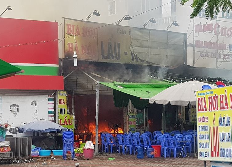 Hà Nội: Cháy lớn tại quán bia giữa lúc trời mưa, một người tử vong - Ảnh 1