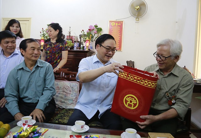 Bí thư Thành ủy Hoàng Trung Hải thăm hỏi, tri ân gia đình chính sách quận Hoàn Kiếm - Ảnh 2