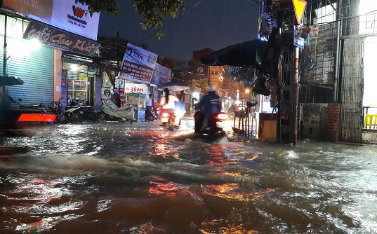 Mưa lớn tại Hà Nội giờ tan tầm, nhiều tuyến phố ngập úng - Ảnh 3