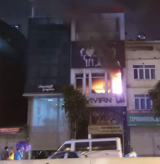 Hà Nội: Cháy dữ dội tại cửa hàng ảnh viện trên phố Xã Đàn trong đêm mưa - Ảnh 1