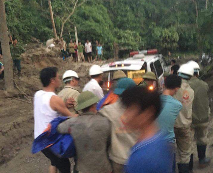 Yên Bái: Kỹ sư nước ngoài đi bộ về nhà bị đá sạt lở rơi trúng - Ảnh 2
