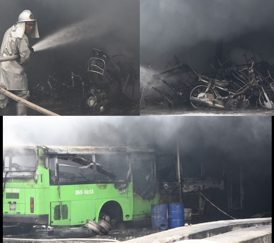 Hà Nội: Cháy lớn tại gara ô tô vào giữa trưa, nhiều phương tiện bị thiêu rụi - Ảnh 1