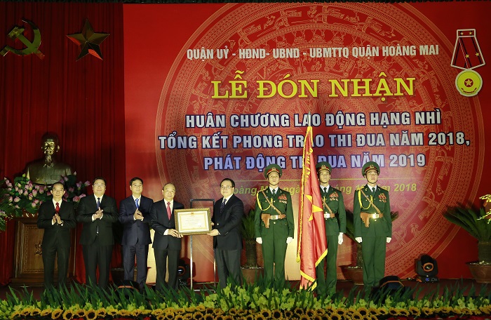 Quận Hoàng Mai đón nhận Huân chương Lao động hạng Nhì - Ảnh 1