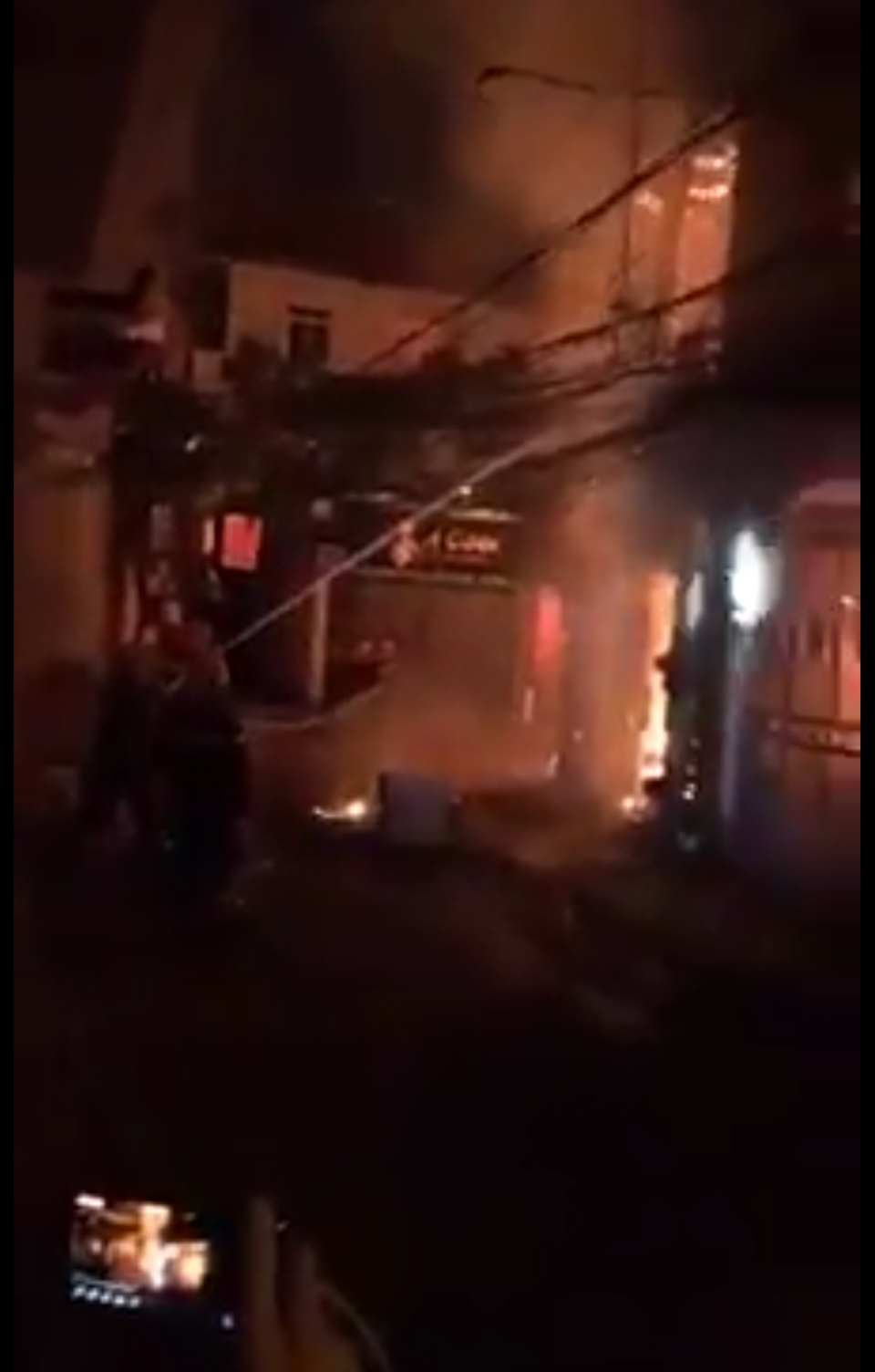 Hà Nội: Điều tra nguyên nhân vụ cháy  nhà 4 tầng trên phố Pháo Đài Láng khiến 2 người bị thương - Ảnh 1