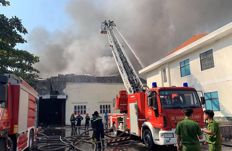 Cháy lớn tại công ty sản xuất đế giày Thuận An, tỉnh Bình Dương - Ảnh 2