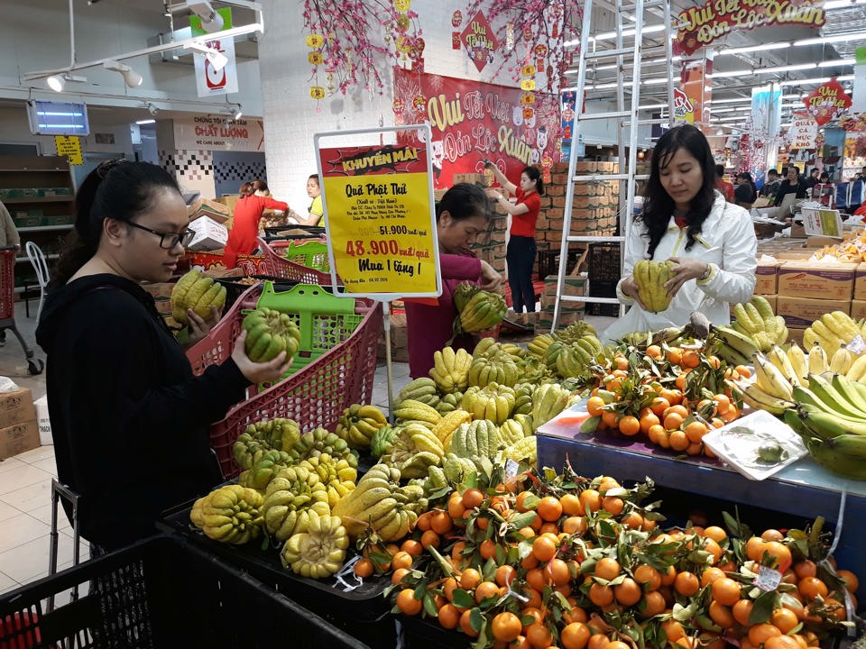 Hà Nội: Thực phẩm, hàng tiêu dùng đại hạ giá ngày 30 Tết - Ảnh 1