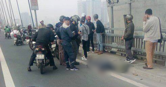 Hà Nội: Va chạm với ô tô trên cầu Nhật Tân, 1 người đàn ông tử vong - Ảnh 1